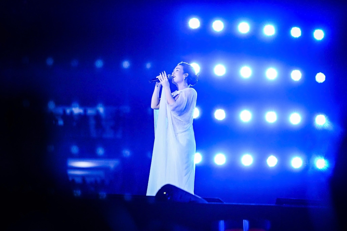 Xuyên suốt chương trình là những tiết mục song ca giữa nghệ sĩ gạo cội cùng các nghệ sĩ trẻ. Đây không chỉ thể hiện sự kế thừa mà còn là thông điệp cho hành trình nối tiếp giữa truyền thống và hiện đại, quá khứ và tương lai. Các ca khúc đi cùng năm tháng được kết hợp tinh tế, khéo léo với bản phối mới.