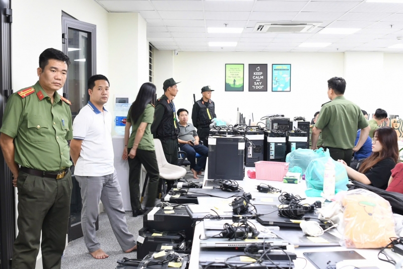 Cơ quan điều tra khám xét, thu giữ nhiều tài liệu liên quan - Ảnh: Công an tỉnh Phú Thọ.