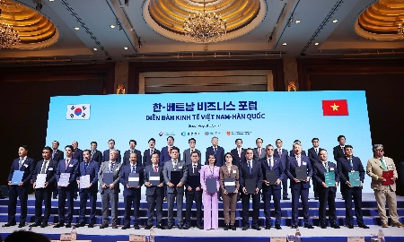 Ông Đặng Ngọc Hòa - Chủ tịch HĐQT Vietnam Airlines cùng SaigonTourist trao biên bản hợp tác với KTO và Hanatour trong lĩnh vực hợp tác phát triển du lịch.