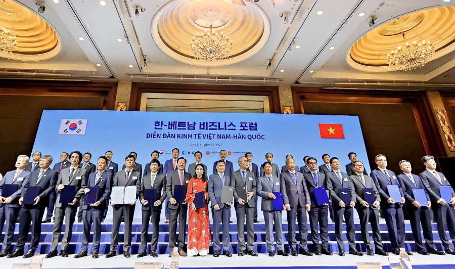 Lễ trao thỏa thuận hợp tác chiến lược giữa các đại diện Việt Nam - Hàn Quốc.
