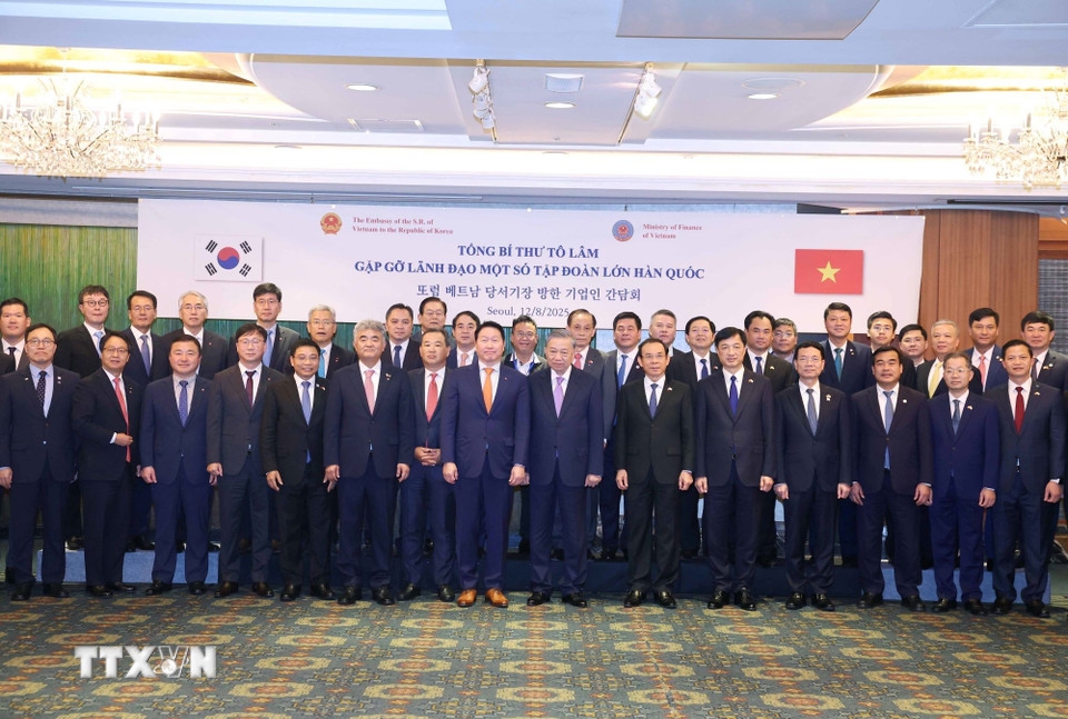 Tổng Bí thư cùng Đoàn đại biểu cấp cao chụp ảnh lưu niệm với các tập đoàn lớn Hàn Quốc. Ảnh TTXVN