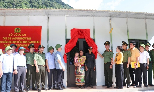 Cao điểm 40 ngày đêm xây nhà, trường học cho đồng bào vùng lũ Nghệ An