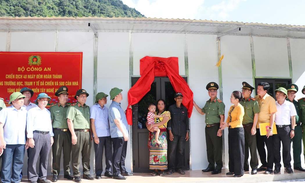 Đoàn công tác Bộ Công an và lãnh đạo tỉnh Nghệ An trao tặng nhà mẫu tại bản Xiềng Tắm, xã Mỹ Lý