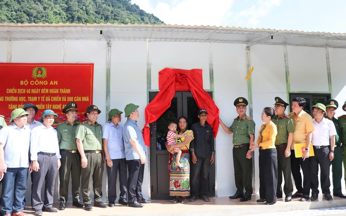 Đoàn công tác Bộ Công an và lãnh đạo tỉnh Nghệ An trao tặng nhà mẫu tại bản Xiềng Tắm, xã Mỹ Lý