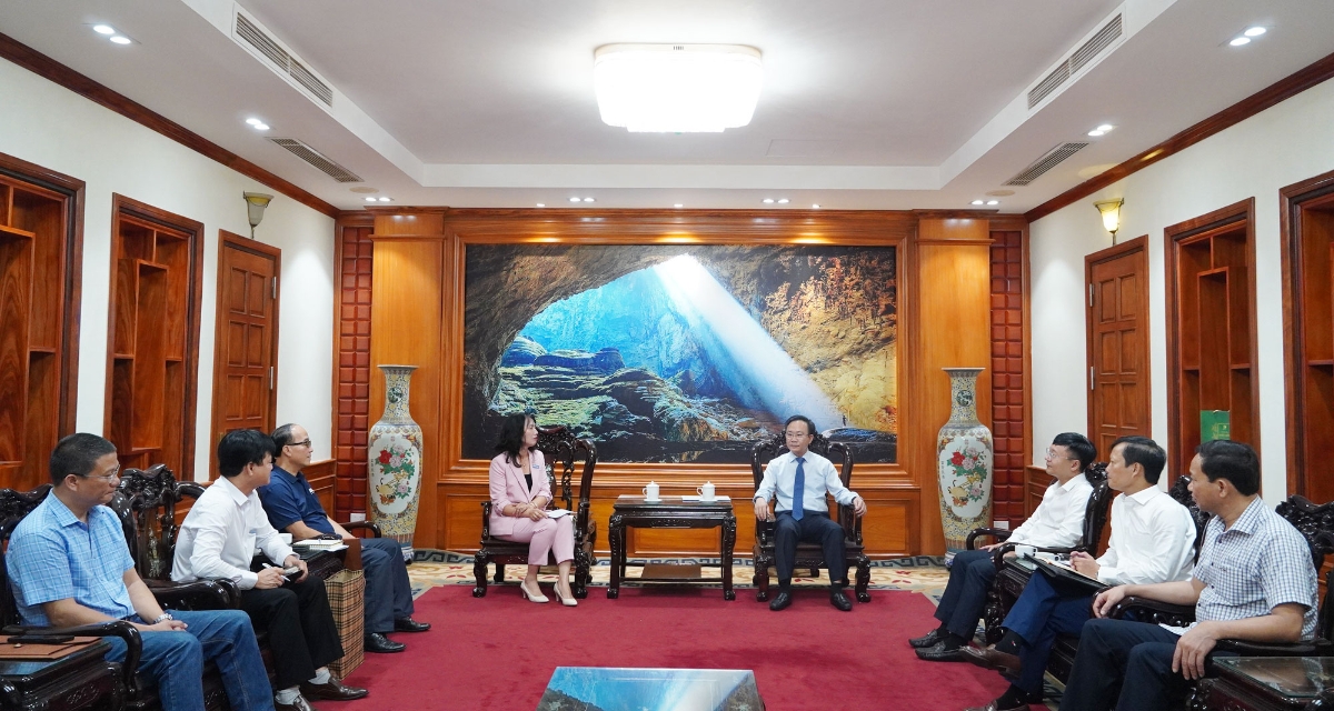 Phó Chủ tịch UBND tỉnh Quảng Trị Hoàng Xuân Tân trao đổi với bà Lê Quỳnh Lan về các dự án