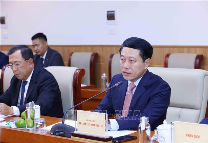 Phó Thủ tướng Lào Saleumxay Kommasith phát biểu tại buổi làm việc. Ảnh: TTXVN. 