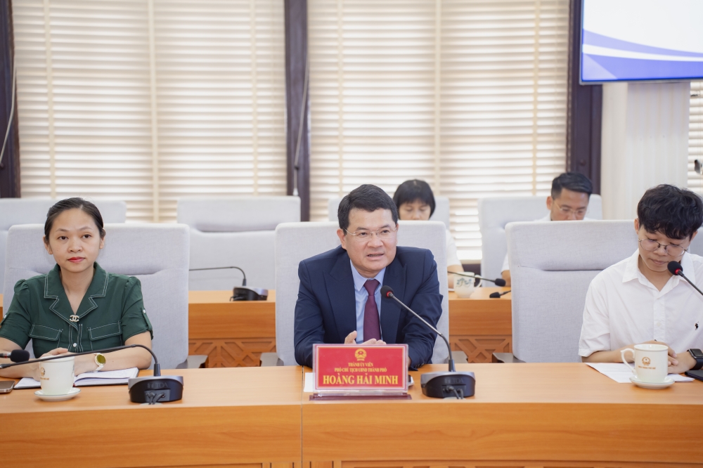 Phó Chủ tịch UBND thành phố Huế Hoàng Hải Minh phát biểu tại lễ ký kết.