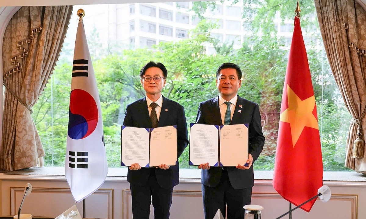 Bộ trưởng Công Thương Nguyễn Hồng Diên và ông Kim Jung Kwan, Bộ trưởng Thương mại, Công nghiệp và Năng lượng Hàn Quốc tại lễ ký kết. Ảnh: Bộ Công thương