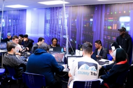 Các công ty công nghệ hứa hẹn với những sinh viên tốt nghiệp khoa học máy tính mức lương cao cùng vô số lợi ích hấp dẫn. Ảnh minh họa