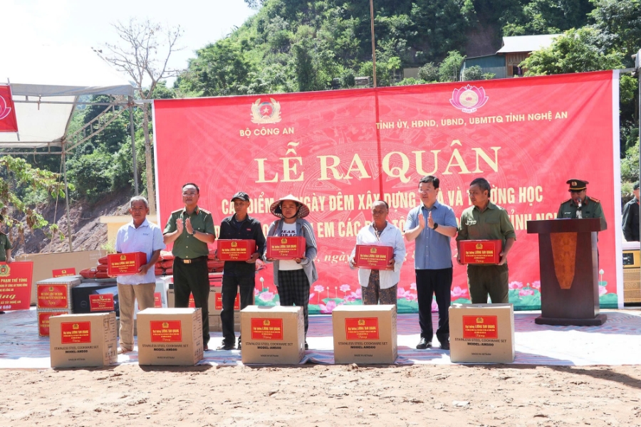Thứ trưởng Bộ Công an Phạm Thế Tùng và Bí thư Tỉnh ủy Nghệ An Nguyễn Đức Trung trao tặng quà cho các hộ nghèo