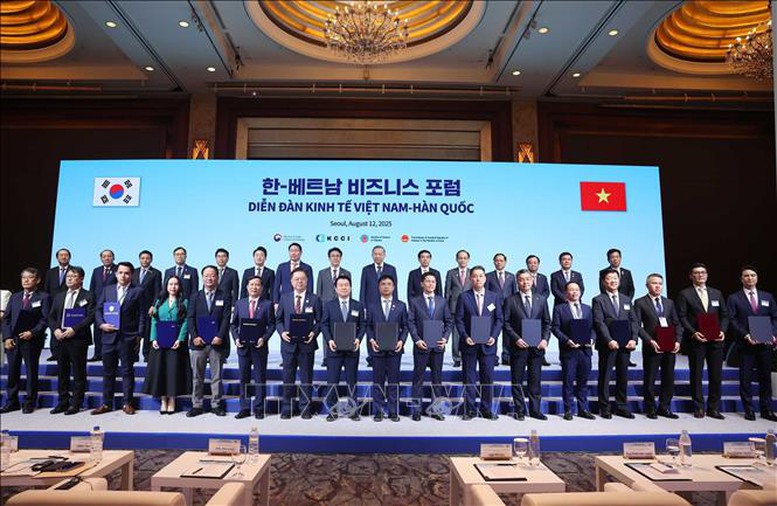 Tổng Bí thư Tô Lâm và Thủ tướng Hàn Quốc Kim Min Seok chứng kiến các đơn vị, doanh nghiệp trao thoả thuận hợp tác - Ảnh: TTXVN