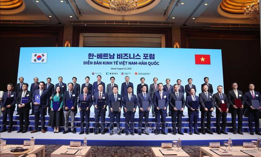 Tổng Bí thư Tô Lâm và Thủ tướng Hàn Quốc Kim Min Seok chứng kiến các đơn vị, doanh nghiệp trao thoả thuận hợp tác - Ảnh: TTXVN