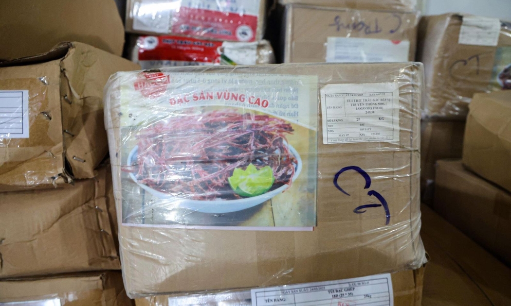 Bao bì dán nhãn “đặc sản vùng cao” nhưng nguyên liệu chủ yếu nhập khẩu từ các nguồn trôi nổi, không đảm bảo chất lượng. Ảnh: Cổng thông tin điện tử Công an tỉnh Phú Thọ.