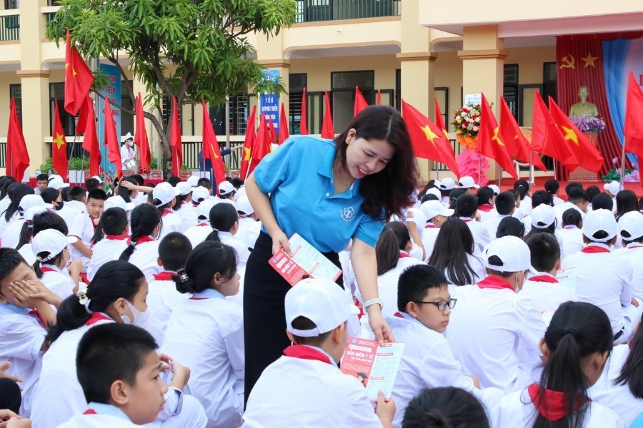 Thông tin quyền lợi bảo hiểm y tế đến học sinh. Ảnh: Duy Nguyễn.