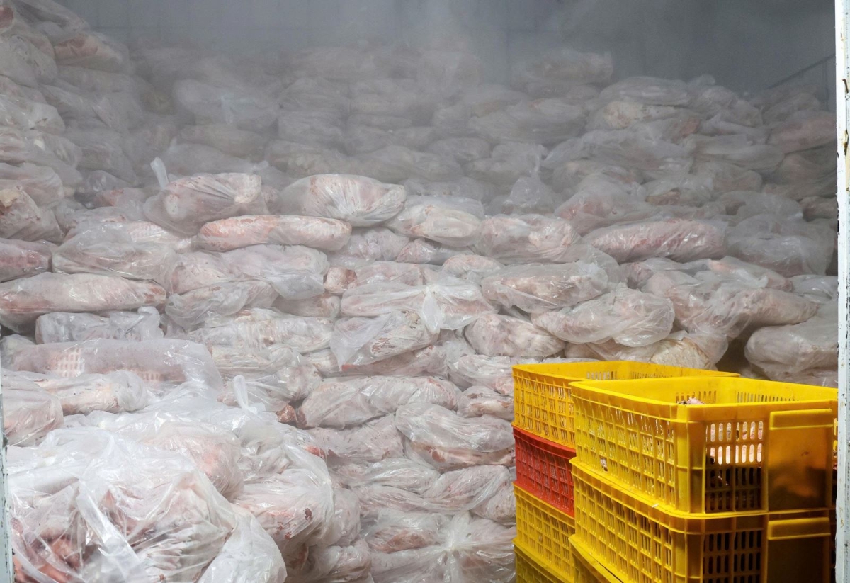 Hàng chục tấn thịt trâu, lợn tươi, lạp xưởng và thịt sấy khô thành phẩm không đảm bảo vệ sinh an toàn thực phẩm của Công ty TNHH MTV MQ Food chuẩn bị được tuồn ra thị trường.