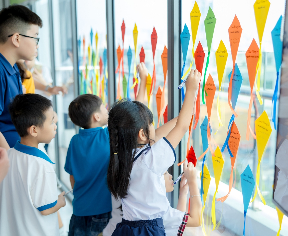 Các em nhỏ viết ước mơ lớn lên cánh diều mang tên mình tại lễ trao Học bổng Cánh Diều Á Châu.