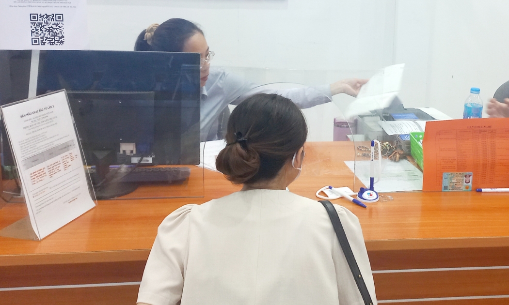 Người lao động làm thủ tục hưởng bảo hiểm thất nghiệp. Ảnh: Thu Hằng.