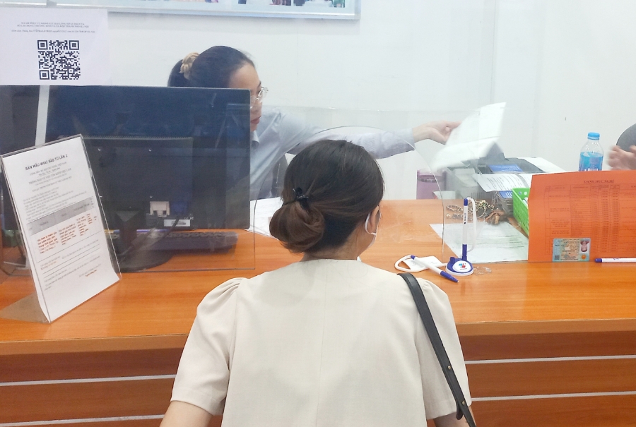 Người lao động làm thủ tục hưởng bảo hiểm thất nghiệp. Ảnh: Thu Hằng.