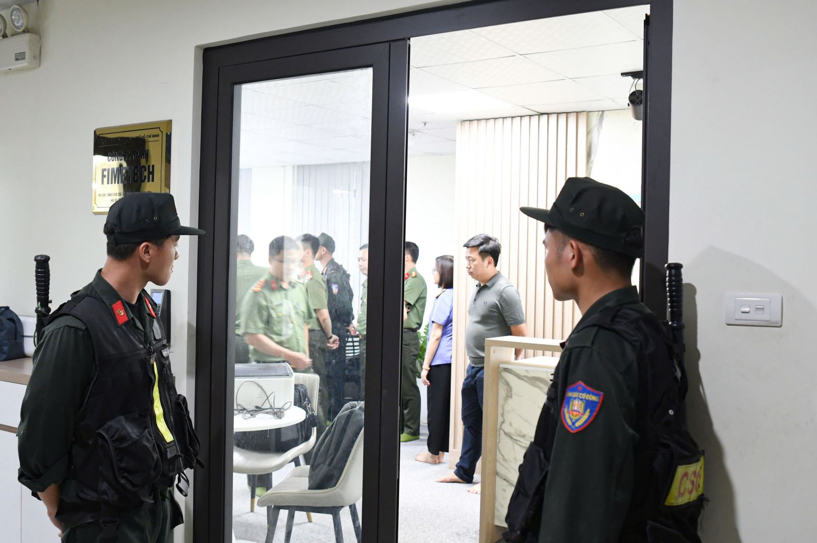 Lực lượng công an triển khai phương án khám xét khẩn cấp Công ty TNHH Fimetech (Văn phòng đại diện tại Hà Nội). Ảnh: Cổng thông tin điện tử Công an tỉnh Phú Thọ