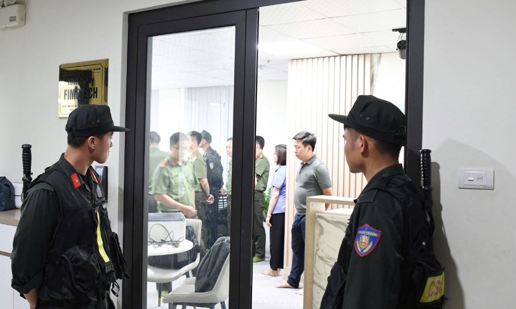 Lực lượng công an triển khai phương án khám xét khẩn cấp Công ty TNHH Fimetech (Văn phòng đại diện tại Hà Nội). Ảnh: Cổng thông tin điện tử Công an tỉnh Phú Thọ