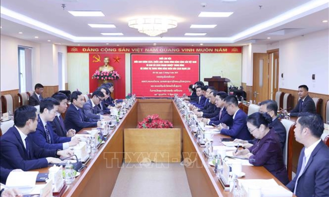 Toàn cảnh buổi làm việc giữa Ban Chính sách, chiến lược Trung ương với Phó Thủ tướng Lào Saleumxay Kommasith. Ảnh: TTXVN