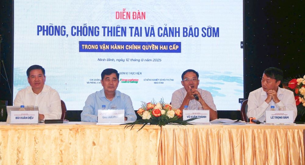 Các đồng chủ toạ diễn đàn.
