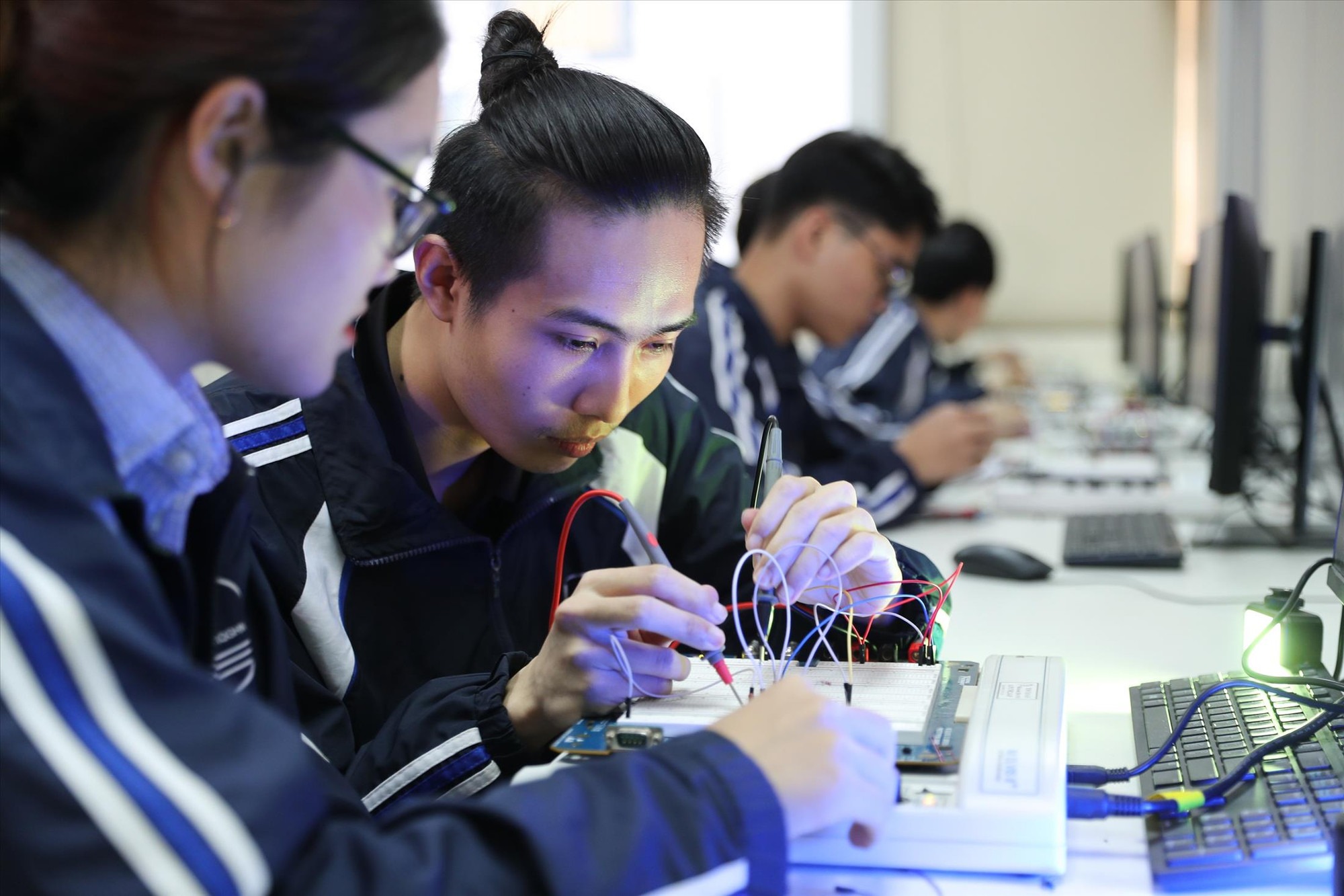Với những học sinh giỏi Toán và Lý, cơ hội nghề nghiệp mở ra ở rất nhiều lĩnh vực. Ảnh minh họa