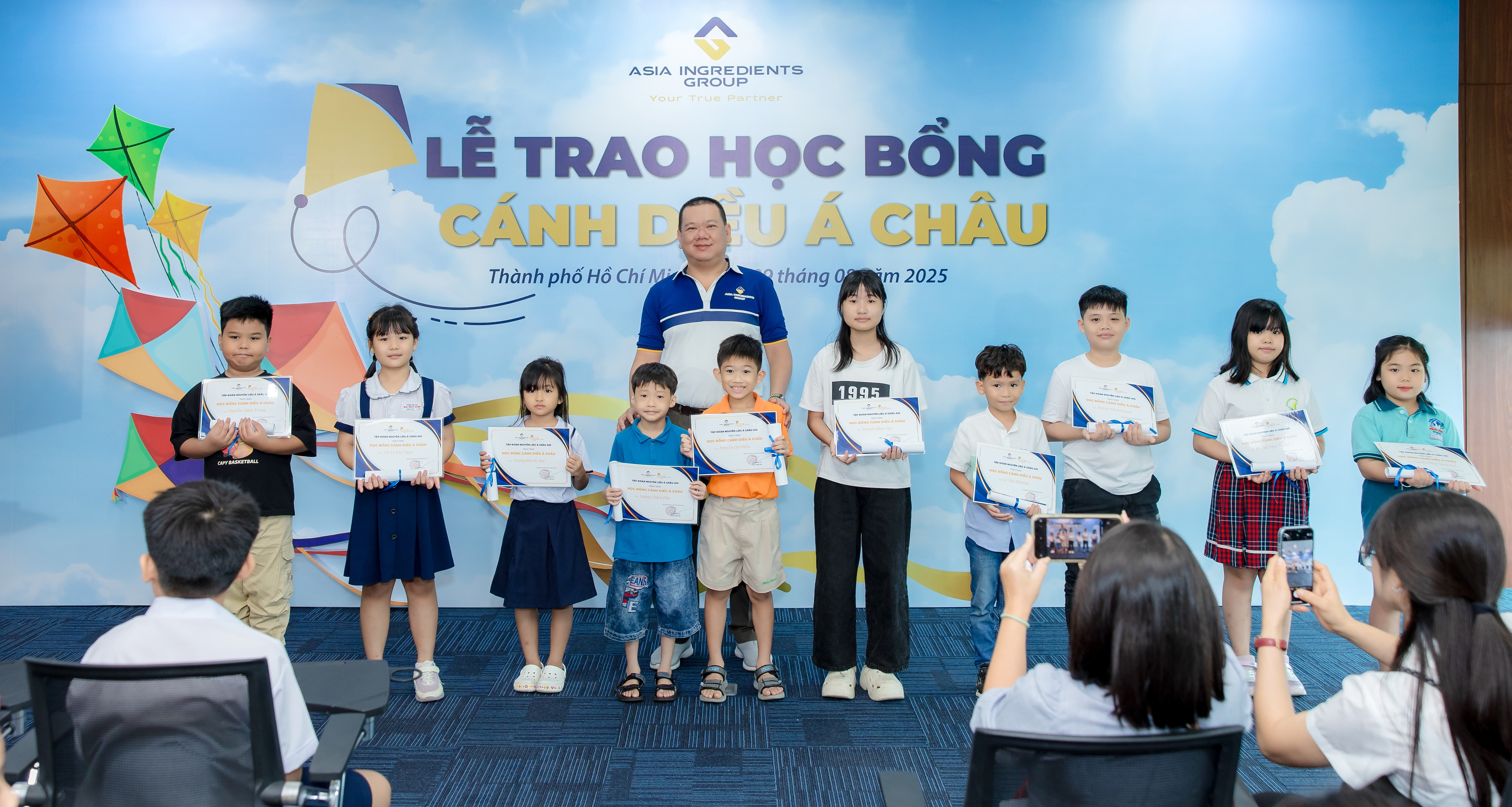 Học bổng Cánh Diều Á Châu năm 2025 đã được tập đoàn AIG trao đến 330 em học sinh, sinh viên hiếu học trên cả nước.