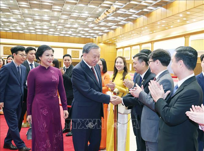 Tổng Bí thư Tô Lâm và Phu nhân cùng Đoàn đại biểu cấp cao Việt Nam rời Thủ đô Seoul đi thăm thành phố Busan . Ảnh: TTXVN