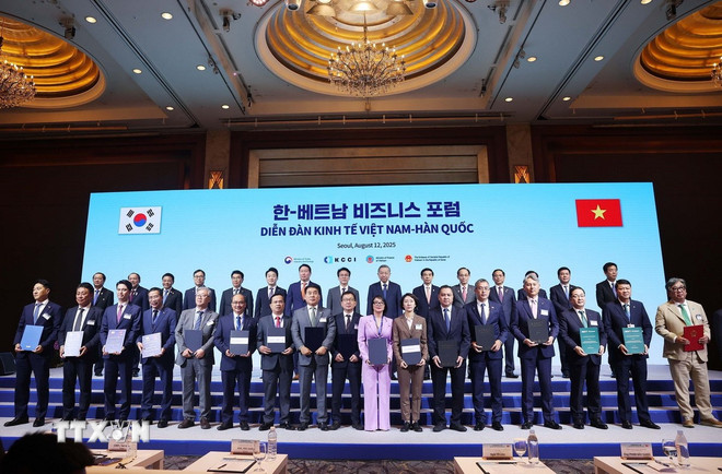 Tổng Bí thư Tô Lâm và Thủ tướng Hàn Quốc Kim Min Seok chứng kiến các đơn vị, doanh nghiệp trao thỏa thuận hợp tác. Ảnh: TTXVN