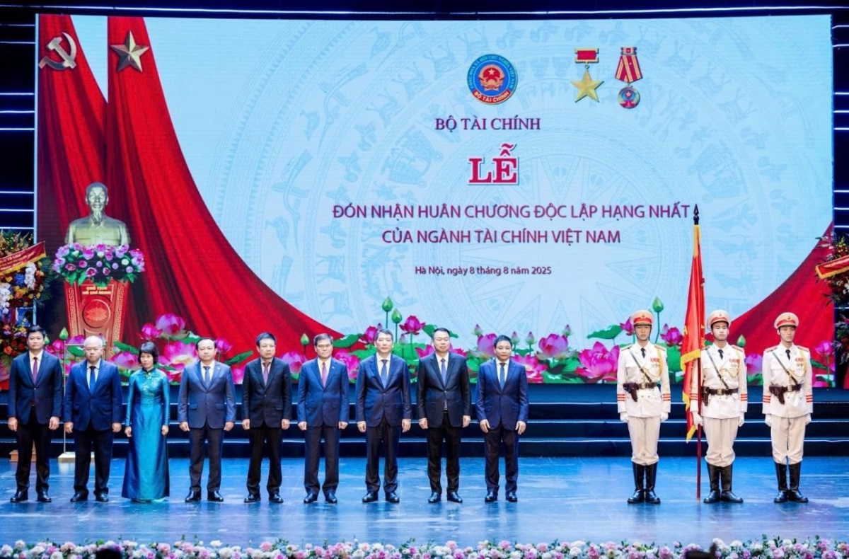 Bộ Tài chính vinh dự đón nhận Huân chương độc lập hạng nhất.