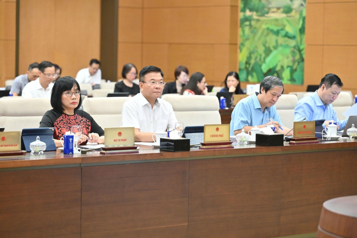 Đại diện các bộ, ngành tham dự phiên họp. Ảnh: Quochoi.vn.