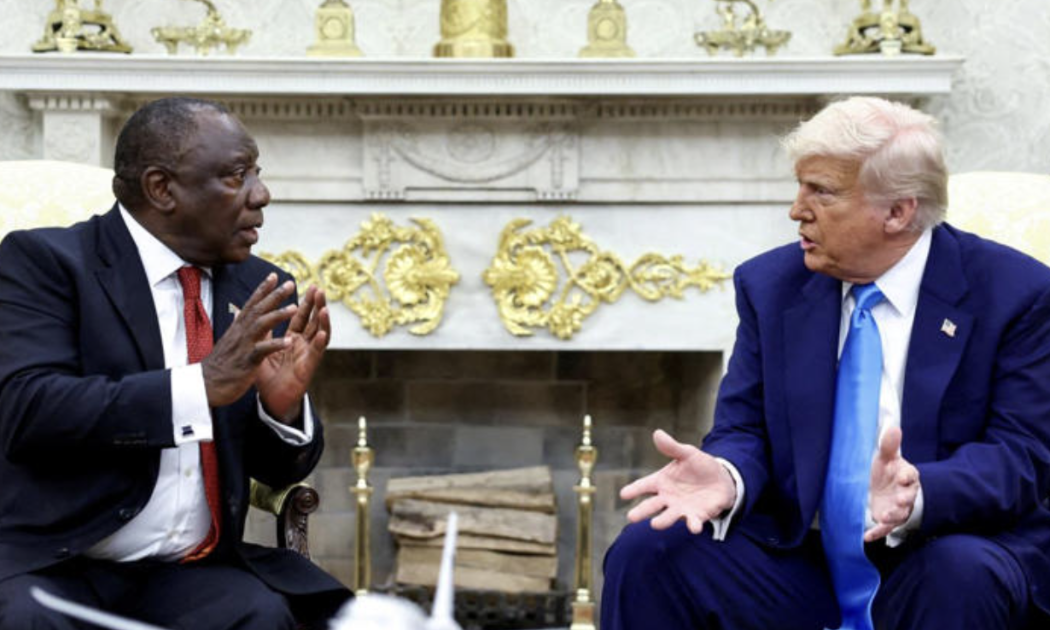 Tổng thống Nam Phi Cyril Ramaphosa (trái) trong cuộc gặp với Tổng thống Mỹ Donald Trump ở Nhà Trắng vào tháng 5. Nam Phi bị ông Trump áp thuế quan 30% - Ảnh: Reuters.