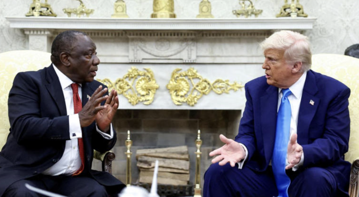 Tổng thống Nam Phi Cyril Ramaphosa (trái) trong cuộc gặp với Tổng thống Mỹ Donald Trump ở Nhà Trắng vào tháng 5. Nam Phi bị ông Trump áp thuế quan 30% - Ảnh: Reuters.