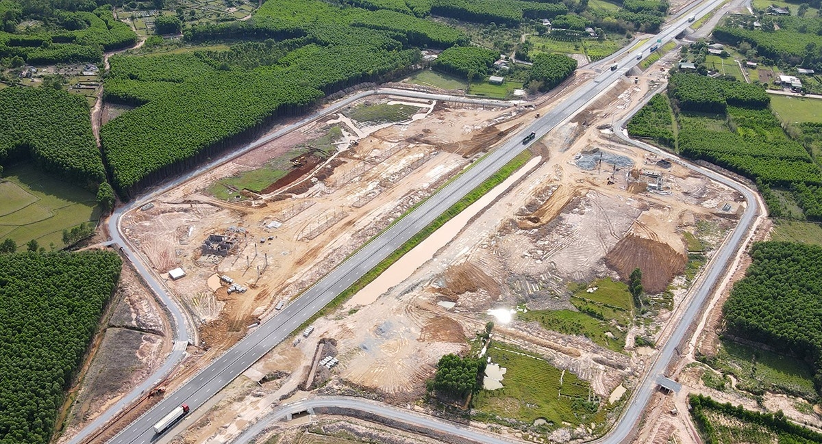 Tỉnh Hà Tĩnh rà soát, đã xác định hướng tuyến dự án đường sắt tốc độ cao chồng lấn nhiều công trình lớn, trọng điểm, trong đó chồng lấn với Trạm dừng nghỉ trên đường bộ cao tốc ở xã Cẩm Hưng. Ảnh: Văn Đức