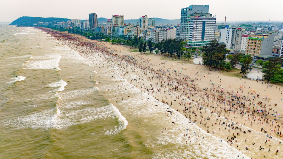 Sầm Sơn là điểm đến thu hút lượng lớn khách du lịch.