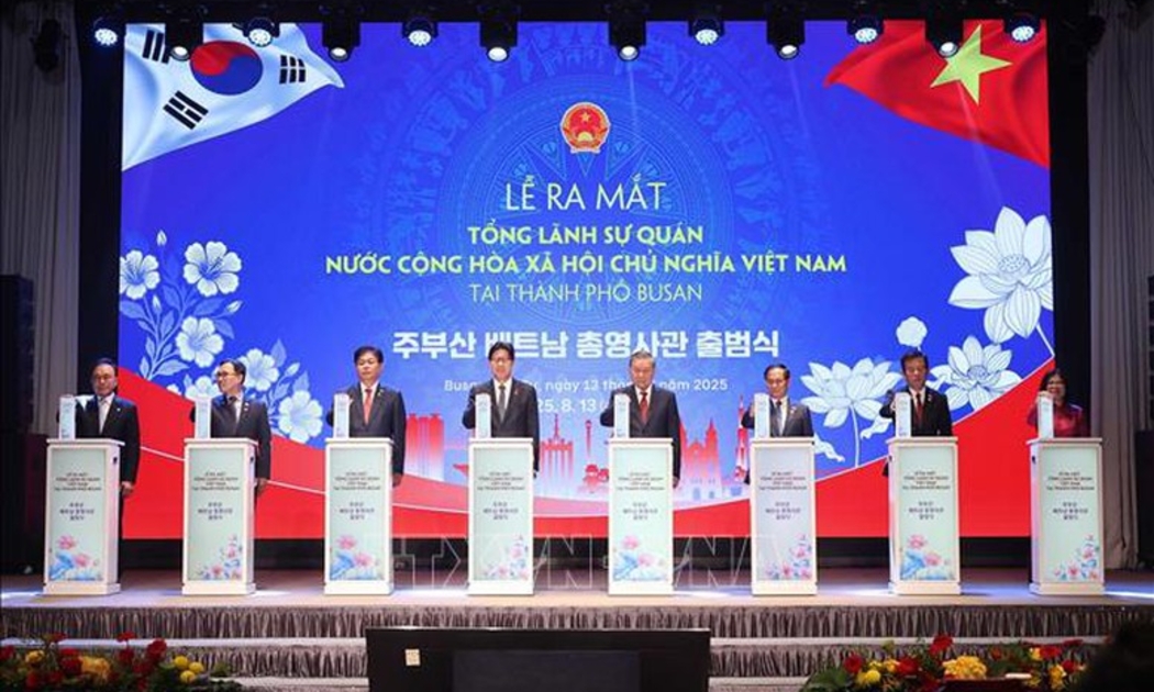 Tổng Bí thư Tô Lâm và các đại biểu thực hiện nghi thức ra mắt Tổng Lãnh sự quán Việt Nam tại thành phố Busan. Ảnh: TTXVN