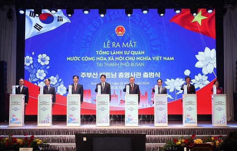 Tổng Bí thư Tô Lâm và các đại biểu thực hiện nghi thức ra mắt Tổng Lãnh sự quán Việt Nam tại thành phố Busan. Ảnh: TTXVN