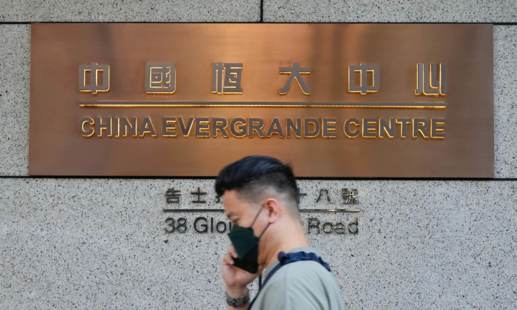 Bên ngoài trụ sở của Tập đoàn China Evergrande tại Hồng Kông vào tháng 10/2021 - Ảnh: AP
