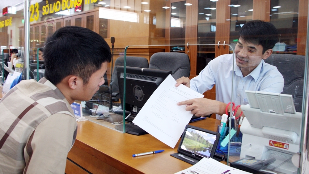 Công chức hướng dẫn người dân thực hiện thủ tục hành chính (ảnh minh họa)