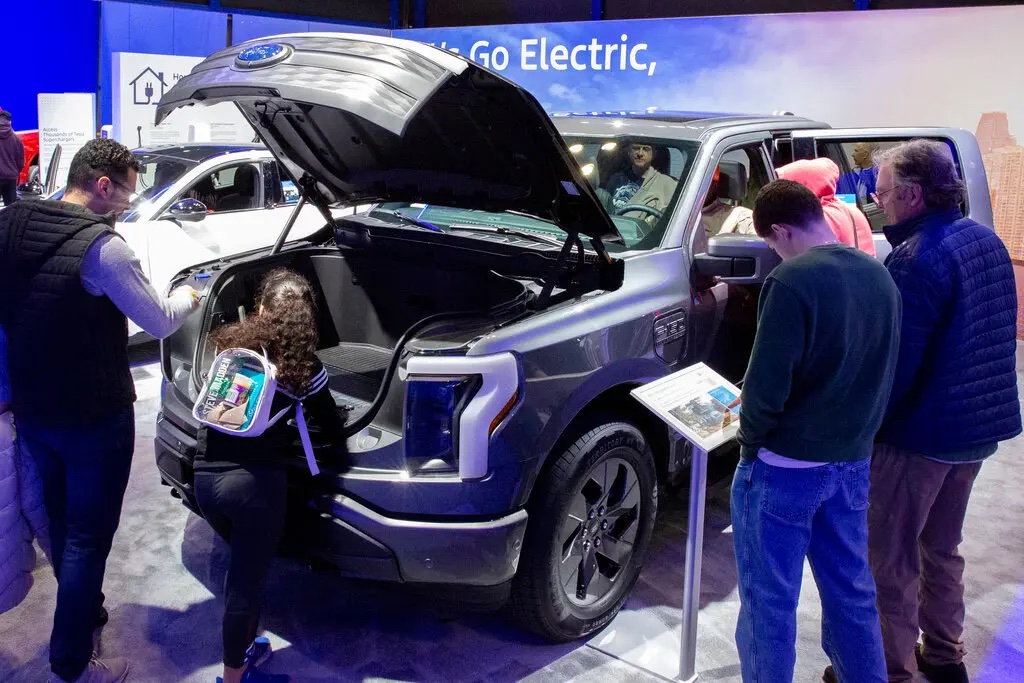 <i>Những khó khăn của Ford trái ngược hoàn toàn với những gì đang diễn ra tại G.M, vốn đã chậm chân hơn trong lĩnh vực xe điện bằng cách dành thời gian phát triển pin tiêu chuẩn hóa, giúp giảm chi phí. G.M cũng đã thành lập các liên doanh, nhanh chóng xây dựng hai nhà máy để sản xuất pin.</i>