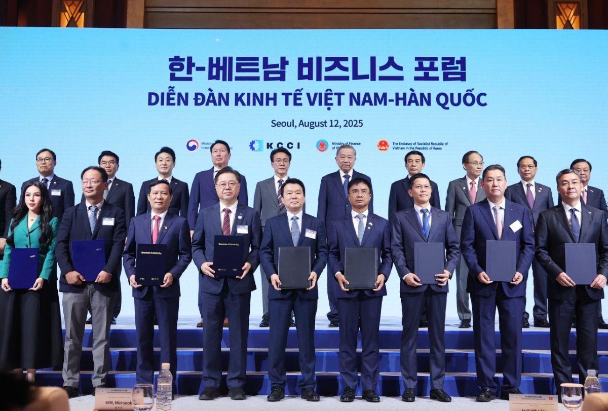 Tổng Bí thư Tô Lâm và Thủ tướng Hàn Quốc Kim Min Seok chứng kiến nhóm các đơn vị, doanh nghiệp về năng lượng - công nghiệp trao thỏa thuận hợp tác.