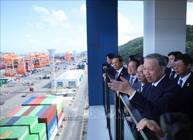  Tổng Bí thư Tô Lâm thăm cảng tự động hóa DGT, thành phố Busan, Hàn Quốc. Ảnh: TTXVN