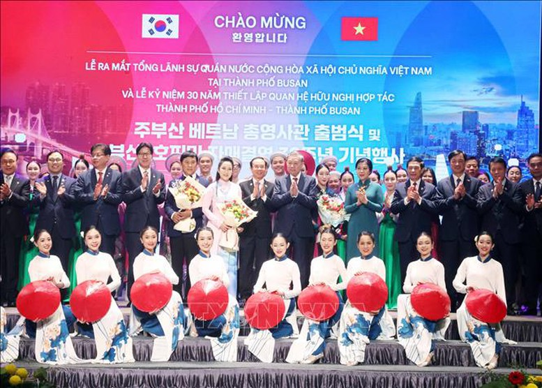 Tổng Bí thư Tô Lâm và Phu nhân cùng các đại biểu tặng hoa các nghệ sĩ biểu diễn nghệ thuật chào mừng tại buổi lễ . Ảnh: TTXVN