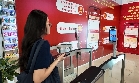 Nhờ công nghệ định danh sinh trắc học tích hợp trên VNeID, hành khách có thể di chuyển xuyên suốt hành trình mà không cần xuất trình giấy tờ, tiết kiệm thời gian, giảm ùn tắc tại sân bay dịp cao điểm.