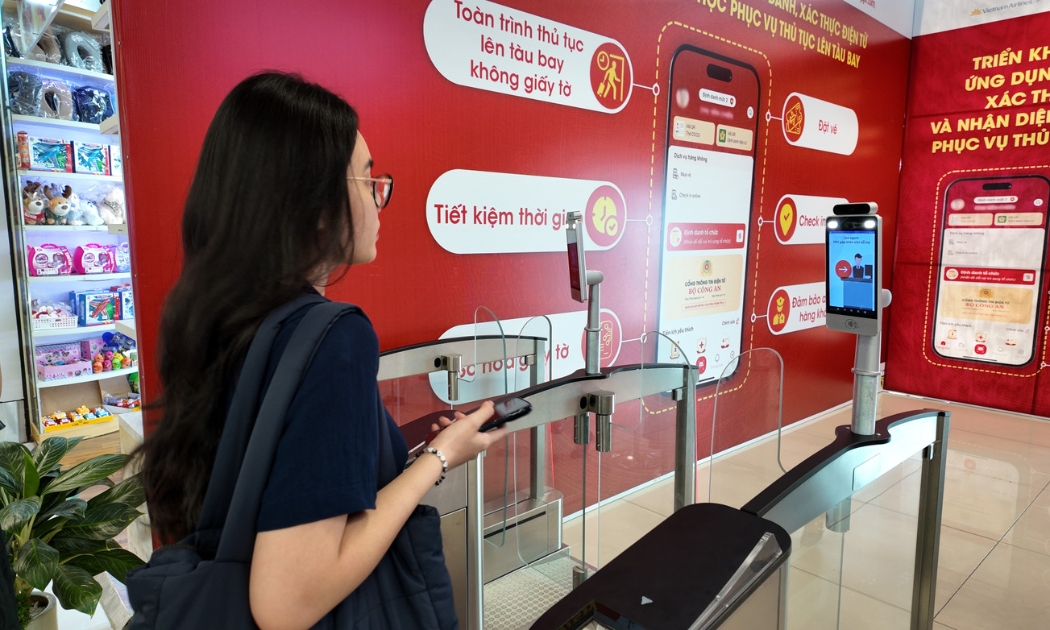 Nhờ công nghệ định danh sinh trắc học tích hợp trên VNeID, hành khách có thể di chuyển xuyên suốt hành trình mà không cần xuất trình giấy tờ, tiết kiệm thời gian, giảm ùn tắc tại sân bay dịp cao điểm.