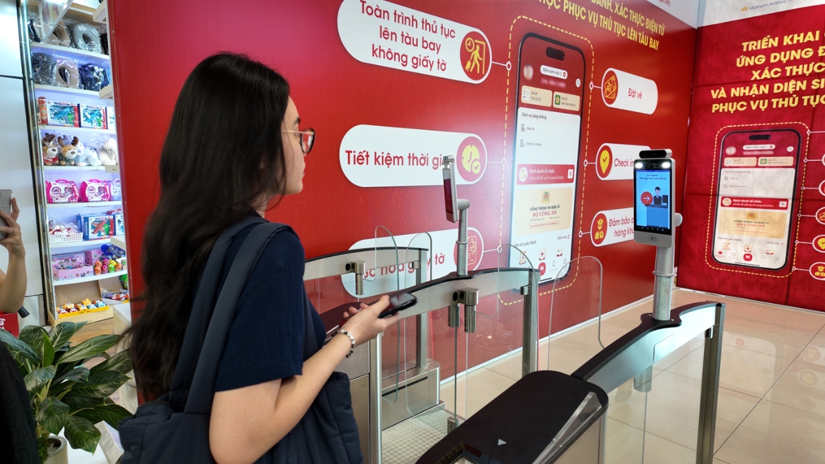 Nhờ công nghệ định danh sinh trắc học tích hợp trên VNeID, hành khách có thể di chuyển xuyên suốt hành trình mà không cần xuất trình giấy tờ, tiết kiệm thời gian, giảm ùn tắc tại sân bay dịp cao điểm.