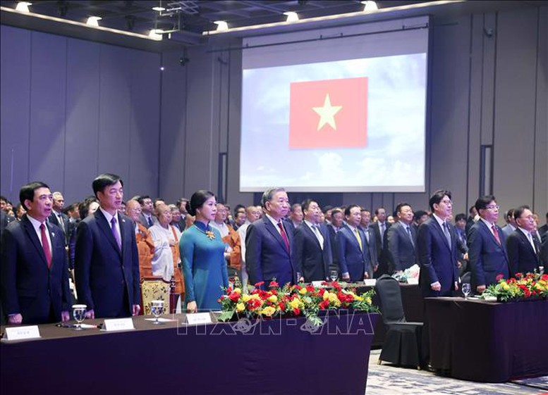 Tổng Bí thư Tô Lâm và Phu nhân cùng các đại biểu tham dự buổi lễ thực hiện nghi thức chào cờ - Ảnh: TTXVN