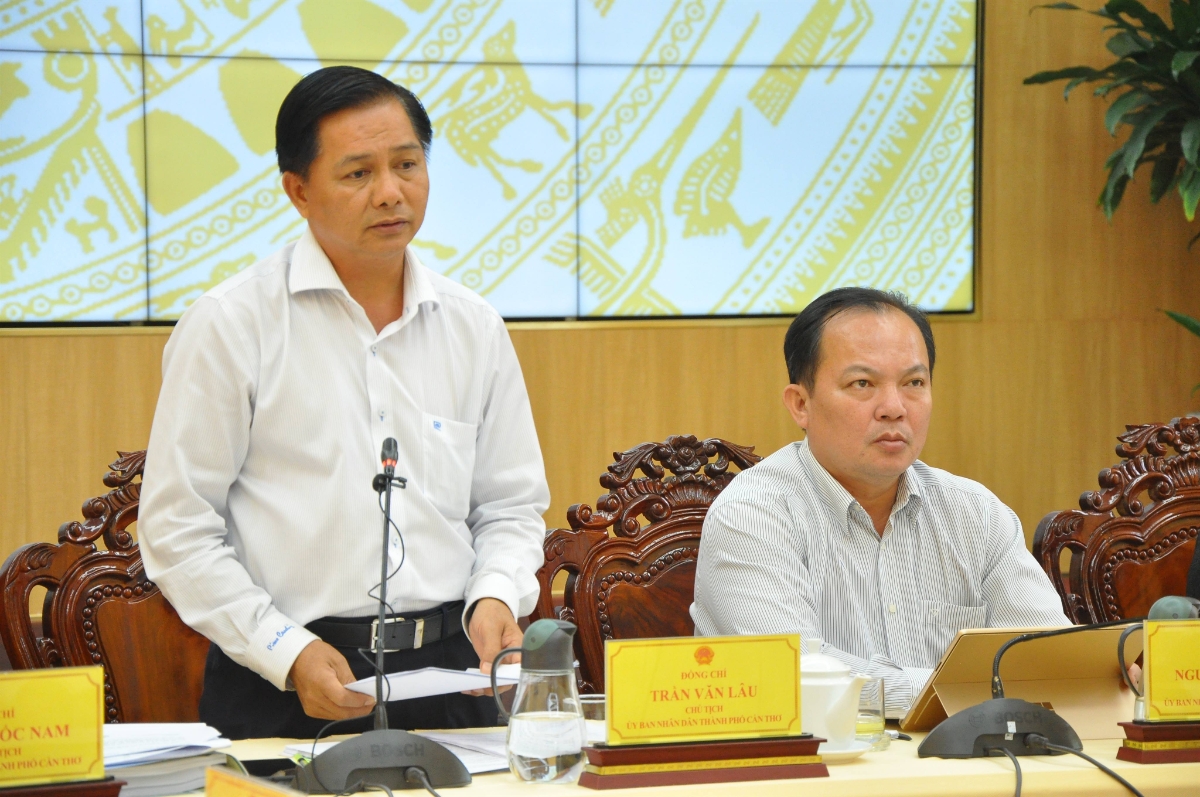 Chủ tịch Ủy ban nhân dân thành phố Cần Thơ Trần Văn Lâu phát biểu tại phiên họp - Ảnh: Cổng thông tin điện tử thành phố Cần Thơ.