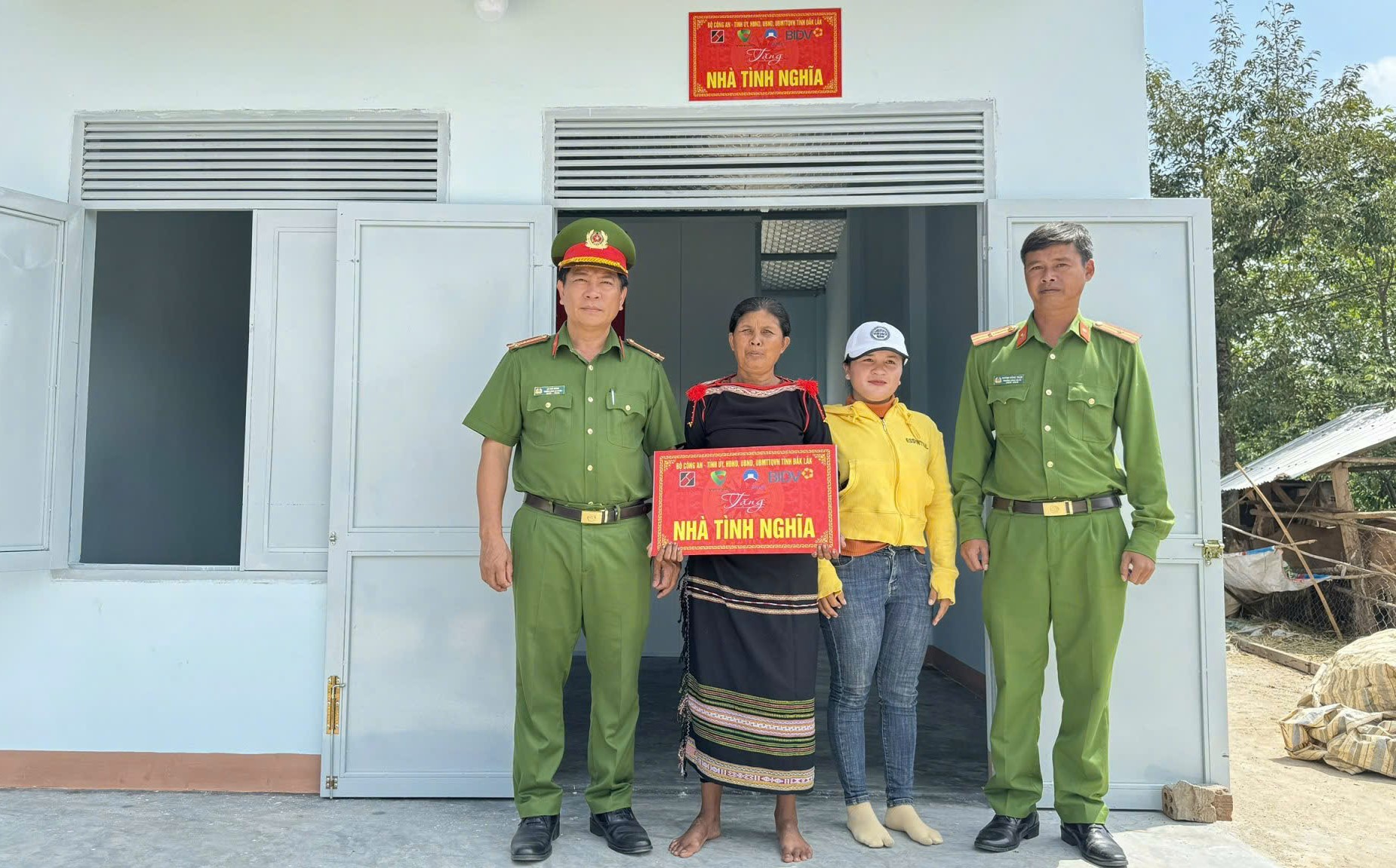 Trao tặng nhà tình nghĩa cho hộ nghèo, khó khăn về nhà ở.